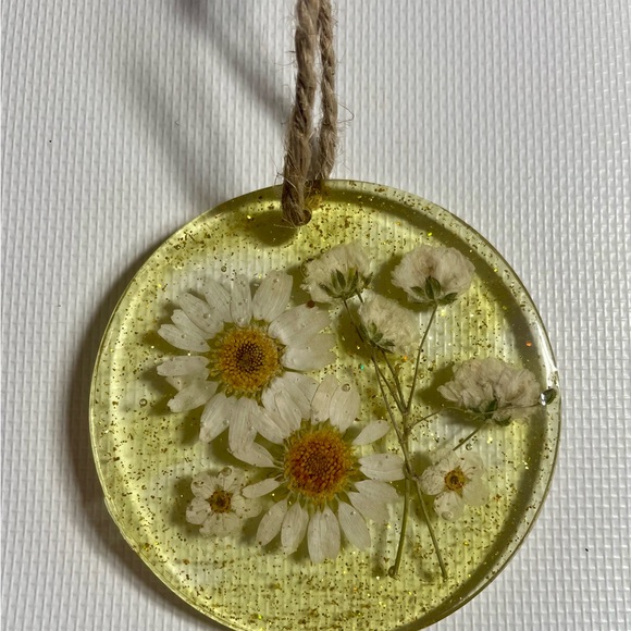 Hand Crafted Gold Floral Resin Ornaments Set of 2 - Picture 2 of 6